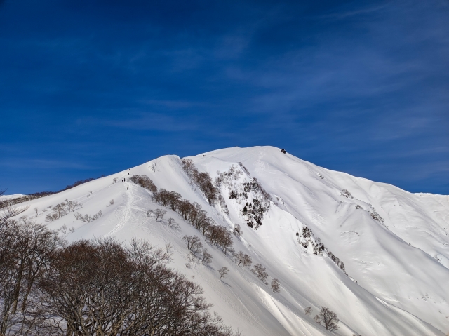 雪が積もって真っ白の谷川岳の写真