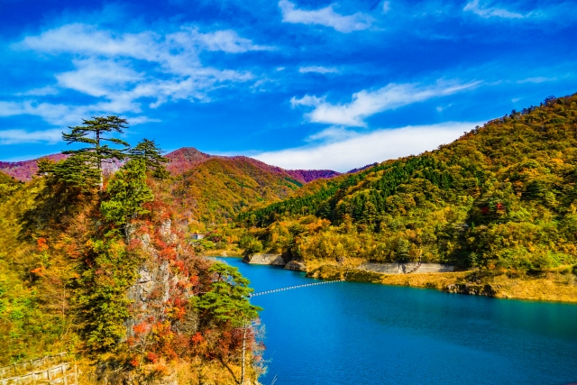 紅葉がきれいな秋の奥四万湖の写真