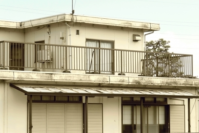 築年数がたっている二階建て空家の写真