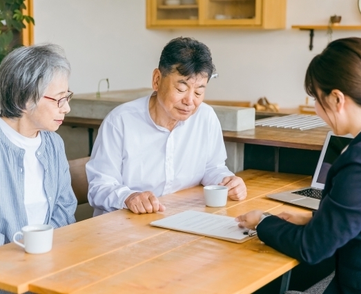 契約をする様子