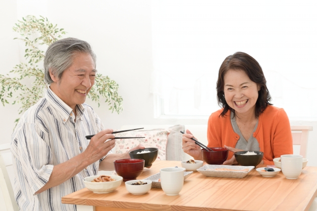 高齢夫婦が食事をしている様子