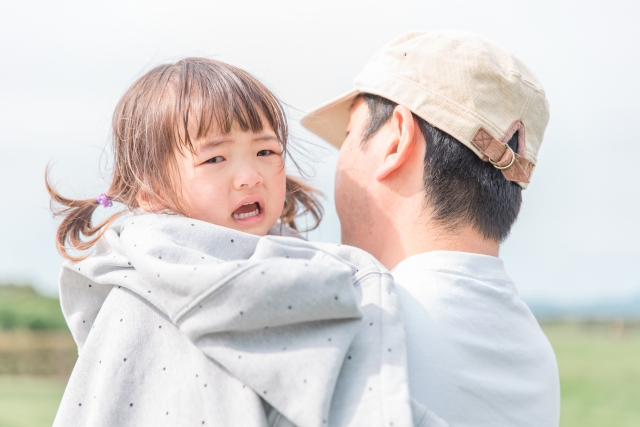 シングルパパと幼い娘の写真