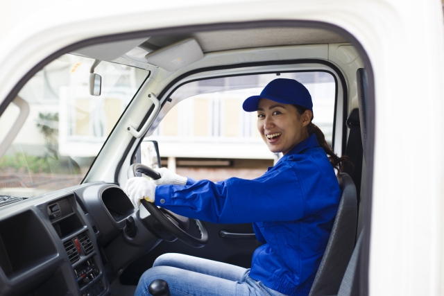 配達員に転職した女性の写真